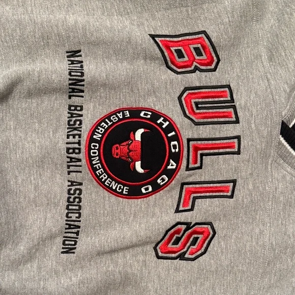 Lee Gray V-Neck Chicago Bulls Pullover with Red and Black Logo - Picture 2 of 6